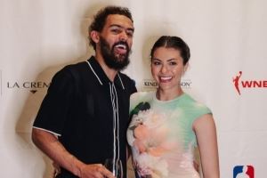 这方面我能差劲？特雷-杨罕见晒与妻子合照 两人2023年结婚