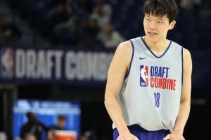 媒体人：杨瀚森手部伤病没有大碍 此前训练时手部有疼痛感