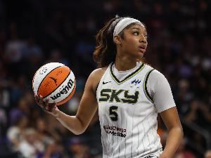 👊里斯生涯场均进攻篮板为WNBA历史最多 比肩NBA摩西-马龙
