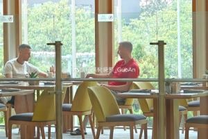 博主：斯帕吉奇和贝里奇赛前叙旧，二人曾在安德莱赫特做过队友