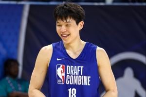 媒体人：杨瀚森的手伤没问题 他在注意上肢力量训练里的发力细节