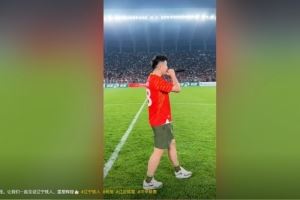 辽宁铁人取胜登顶中甲，原辽足球员杨旭、陈星在铁西体育场助阵