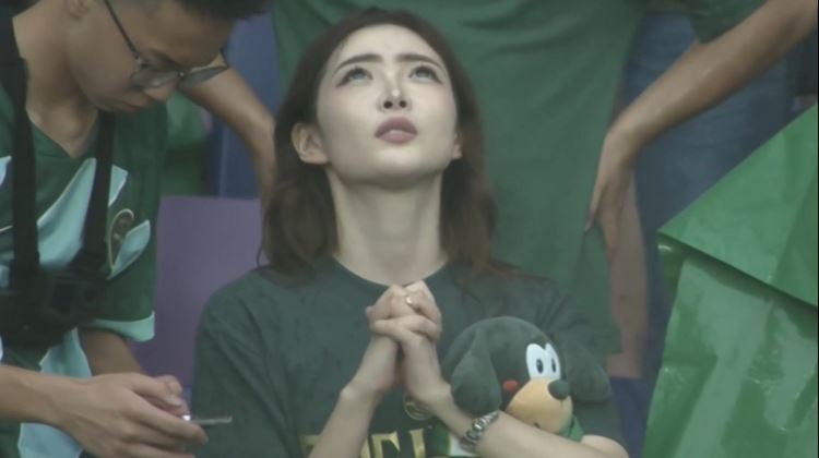 看台上祈祷的幸运女神！当过空姐，从小是浙江球迷＆去年主场全勤